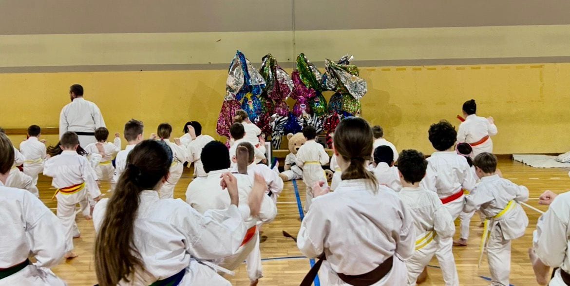 Rottura delle Uova Pasquali con il Karate per LILT Giocare in Corsia – foto 1